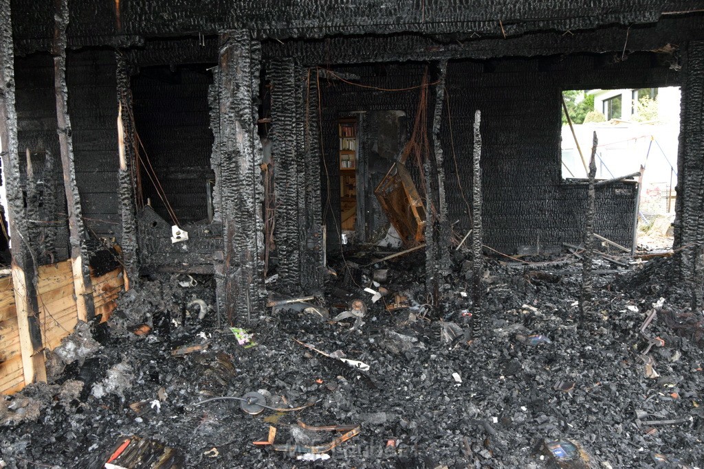 Schwerer Brand in Einfamilien Haus Roesrath Rambruecken P080.JPG - Miklos Laubert